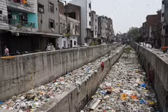 Một con kênh chứa đầy rác thải tại khu vực Seelampur ở New Delhi, Ấn Độ, ngày 26/4/2023. (Ảnh: AFP/TTXVN)