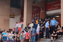 Hàng dài người dân xếp hàng để đăng ký mua vàng tại chi nhánh Sở giao dịch Agribank Láng Hạ ngày 7/6. (Ảnh: Hoàng Hiếu/TTXVN)