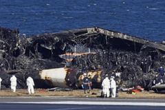 Giới chức Nhật Bản kiểm tra chiếc máy bay Airbus A350 bị cháy rụi sau vụ va chạm, ngày 4/1/2024. (Ảnh: Kyodo/TTXVN)