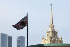 Cờ Anh tại trụ sở Đại sứ quán Anh tại Moskva, Nga ngày 13/9. (Ảnh: Reuters)
