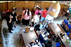 Điều dưỡng Đặng Thị Hạ ép tim ngoài lồng ngực cho nam du khách tại nhà hàng.