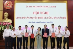 Chủ tịch Ủy ban Nhân dân tỉnh chúc mừng các đồng chí vừa được điều động, nhận nhiệm vụ mới. (Ảnh: Báo Nhân dân)