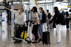 Hành khách tại sân bay Suvarnabhumi ở Bangkok, Thái Lan. (Ảnh: AFP/TTXVN)