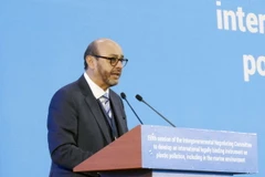 Chủ tịch Ủy ban đàm phán liên chính phủ về ô nhiễm nhựa Luis Vayas Valdivieso phát biểu tại cuộc họp. (Ảnh: Yonhap/TTXVN)