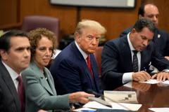Cựu Tổng thống Mỹ Donald Trump (thứ 3, trái) tại phiên xét xử của tòa án hình sự Manhattan ở New York, Mỹ ngày 4/4/2023. (Ảnh: AFP/TTXVN)