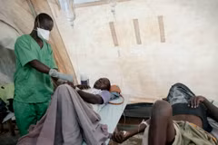 Bệnh nhân mắc tả được điều trị tại trung tâm y tế ở Tele, Mozambique. (Ảnh: AFP/TTXVN)