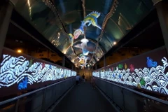 Cầu đi bộ Trần Nhật Duật lung linh trong ánh sáng của các tác phẩm sắp đặt nghệ thuật công cộng. (Ảnh: TTXVN phát)