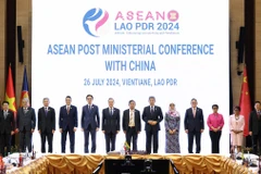 Các đại biểu chụp ảnh chung tại Hội nghị Bộ trưởng ASEAN với Trung Quốc. (Ảnh: TTXVN phát)