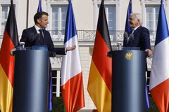 Tổng thống Pháp Emmanuel Macron (trái) và Tổng thống Đức Frank-Walter Steinmeier phát biểu trong cuộc họp báo chung sau cuộc hội đàm tại Dinh Tổng thống Bellevue ở Berlin, Đức ngày 26/5/2024. (Nguồn: AFP)