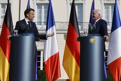 Tổng thống Pháp Emmanuel Macron (trái) và Tổng thống Đức Frank-Walter Steinmeier phát biểu trong cuộc họp báo chung sau cuộc hội đàm tại Dinh Tổng thống Bellevue ở Berlin, Đức ngày 26/5/2024. (Nguồn: AFP)