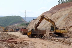 Thi công hạng mục nền đường và mái taluy tại dự án thành phần Quy Nhơn - Chí Thạnh thuộc dự án Cao tốc Bắc Nam. (Ảnh: Xuân Triệu/TTXVN)