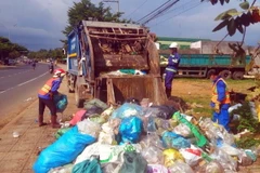 Công ty Cổ phần Công trình Đô thị thành phố Bảo Lộc hỗ trợ huyện Bảo Lâm thu gom rác. (Ảnh: TTXVN phát)