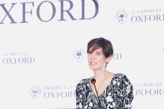 Tổng Lãnh Sự Anh Emily Hamblin phát biểu khai mạc chương trình. Bà Emily Hamblin cũng là một cựu sinh viên Đại học Oxford.