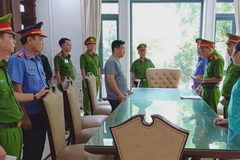 Cơ quan Cảnh sát điều tra Công an tỉnh Kiên Giang thi hành lệnh bắt bị can để tạm giam đối với Tăng Tấn Đạt về hành vi lừa đảo chiếm đoạt tài sản. (Ảnh: Cơ quan Công an cung cấp)