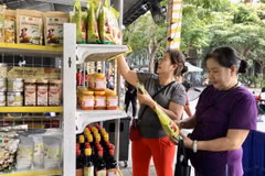 Người dân mua sắm hàng bình ổn Tết. (Ảnh: Mỹ Phương/TTXVN)