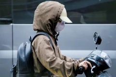 Từ đêm 20/1, Đông Bắc Bộ và Thanh Hóa trời chuyển rét, người dân cần trang bị áo ấm khi ra đường. (Ảnh: Tuấn Đức/TTXVN)