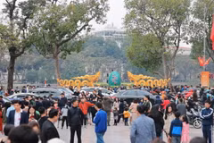Người dân đến khu vực Hồ Gươm để du Xuân. (Ảnh: Hoàng Hiếu/TTXVN)