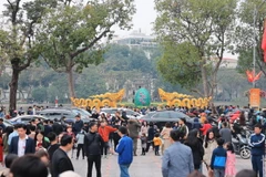Người dân đến khu vực Hồ Gươm để du Xuân. (Ảnh: Hoàng Hiếu/TTXVN)