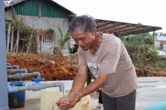 Đồng bào thiểu số xã Bù Gia Mập phấn khởi lấy nước sinh hoạt tại giếng nước công nghiệp tập trung do chính quyền địa phương đầu tư xây dựng. (Ảnh: Nhật Bình/TTXVN)