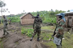 Phiến quân M23 gác tại khu vực Mutaho, CHDC Congo. (Ảnh: AFP/TTXVN)