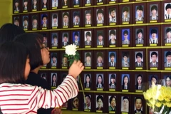 Người dân tưởng niệm các nạn nhân trong vụ chìm phà Sewol, tại Seoul, Hàn Quốc ngày 25/5/2017. (Ảnh: AFP/TTXVN)