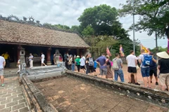 Du khách tham quan Đền thờ vua Đinh Tiên Hoàng tại Gia Viễn, Ninh Bình. (Ảnh: Bích Hằng/Vietnam+)