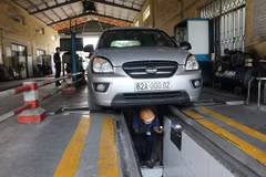 Nhân viên đang kiểm định chất lượng xe tại Trung tâm Đăng kiểm 62.01S tại thành phố Tân An, tỉnh Long An. (Ảnh minh họa: Thanh Bình/TTXVN)