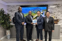 Cơ quan Thương vụ Việt Nam tại Mỹ chụp ảnh lưu niệm với đoàn Bộ Thương mại bang Maryland, Mỹ. (Ảnh: Kiều Trang/TTXVN)