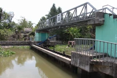 Hệ thống cống trên địa bàn thành phố Vị Thanh được vận hành nhằm ngăn nước mặn xâm nhập sâu. (Ảnh: Hồng Thái/TTXVN)