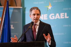 Ông Simon Harris phát biểu sau khi được bầu làm Lãnh đạo mới của đảng Fine Gael, tại Athlone, Ireland, ngày 24/3/2024. (Ảnh: AFP/TTXVN)