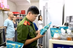 Đoàn kiểm tra của thành phố Pleiku tiến hành kiểm tra tại cơ sở trà sữa Cô Ba Sài Gòn (địa chỉ 14 Phùng Hưng, phường Hội Thương, TP. Pleiku). (Ảnh: Báo Gia Lai)
