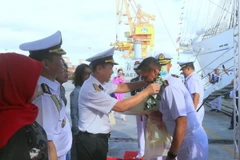 Đại tá Thái Hồng Linh, Phó Tham mưu trưởng Bộ Tư lệnh Vùng 1 Hải quân Việt Nam chào mừng thủy thủ đoàn. (Ảnh: Minh Thu/TTXVN)