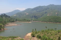 Một phần lòng hồ Thủy điện Đăk Đrinh, nơi đã chôn vùi nhà cửa và đất đai của gần 200 hộ dân xã Đăk Nên, huyện Kon Plong, đã qua 10 năm nhưng chủ đầu tư vẫn chưa trả hết tiền bồi thường cho người dân. (Ảnh: Dư Toán/TTXVN)