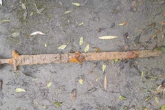 Thanh kiếm Viking 1.100 năm được ngư dân Trevor Penny tìm thấy dưới đáy sông Cherwell ở Anh. (Nguồn: livescience)