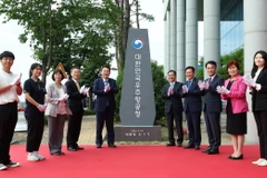 Tổng thống Hàn Quốc Yoon Suk Yeol (thứ 5, trái) dự lễ khai trương Cục hàng không vũ trụ Hàn Quốc (KASA), ở Sacheon, ngày 30/5/2024. (Ảnh: Yonhap/TTXVN)