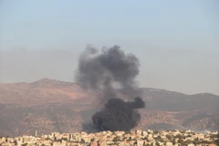 Khói bốc lên sau cuộc pháo kích của Israel xuống Khiam, Liban ngày 23/8/2024. (Ảnh: THX/TTXVN)