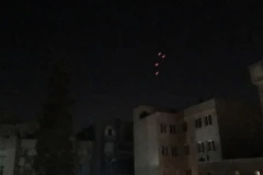 Hệ thống phòng không Iran khai hỏa đánh trả đòn tập kích của Israel rạng sáng 26/10/2024. (Ảnh: THX/TTXVN)