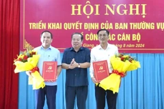 Ông Mai Văn Huỳnh, Phó bí thư Thường trực Tỉnh ủy, chủ tịch HĐND tỉnh Kiên Giang trao quyết định cho ông Nguyễn Đức Chín (bìa trái) và ông Trần Chí Viễn. (Ảnh: Báo Tiền Phong)
