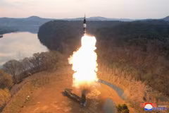 Ngày 2/4/2024, Nhà lãnh đạo Triều Tiên Kim Jong-un đã chỉ đạo việc phóng thử tên lửa tầm trung thế hệ mới Hwasongpho-16B, có sử dụng nhiên liệu rắn và trang bị đầu đạn siêu vượt âm mới phát triển gần đây. (Ảnh: KCNA/TTXVN)
