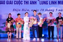 Ban Tổ chức trao giải Nhất cho tác giả Trịnh Xuân Tư, phóng viên cơ quan thường trú TTXVN tại tỉnh Điện Biên. (Ảnh: Phan Quân/TTXVN)