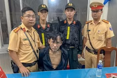 Đối tượng Ngô Bảo Trường bị Công an bắt giữ sau khi lái ôtô cưỡng đoạt được chạy gần 100km từ Cần Thơ đến Tiền Giang. (Ảnh: Thanh Liêm/TTXVN)