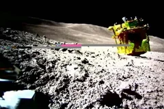 Vị trí của tàu vũ trụ SLIM sau khi hạ cánh. Bức ảnh được chụp bởi xe tự hành LEV-2. (Nguồn: JAXA)