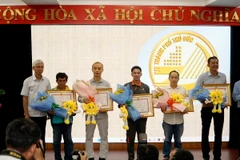 Lãnh đạo Thành phố Hồ Chí Minh trao Bằng khen của Chủ tịch UBND Thành phố Hồ Chí Minh cho các cá nhân tiêu biểu. (Ảnh: Tiến Lực/TTXVN)