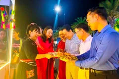 Du khách thưởng thức các món ẩm thực tại Lễ hội. (Ảnh: Võ Dung/TTXVN)