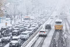 Tuyết rơi dày đặc tại Seoul, Hàn Quốc ngày 27/11/2024. (Ảnh: Yonhap/TTXVN)