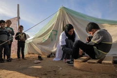 Nhân viên y tế khám cho một em nhỏ tại bệnh viện dã chiến ở thành phố Rafah, miền Nam Dải Gaza, ngày 8/1/2024. (Ảnh: THX/TTXVN)