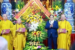 Thủ tướng Phạm Minh Chính chúc mừng các chư Tôn giáo phẩm Giáo hội Phật giáo Việt Nam nhân dịp Đại lễ Phật đản 2024. (Ảnh: Dương Giang/TTXVN)