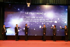 Các đại biểu thực hiện lễ phát động. (Ảnh: TTXVN phát)