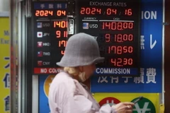 Một người dân đi ngang qua văn phòng đổi tiền ở Myeong-dong, Seoul, ngày 16/4. (Nguồn: Yonhap)