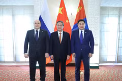 Thủ tướng Trung Quốc Lý Cường gặp Thủ tướng Nga Mikhail Mishustin và Thủ tướng Mông Cổ Luvsannamsrai Oyun-Erdene bên lề Hội nghị lần thứ 23 của Hội đồng nguyên thủ quốc gia thành viên Tổ chức Hợp tác Thượng Hải tại Islamabad, Pakistan, ngày 16/10. (Nguồn: Tân hoa xã)